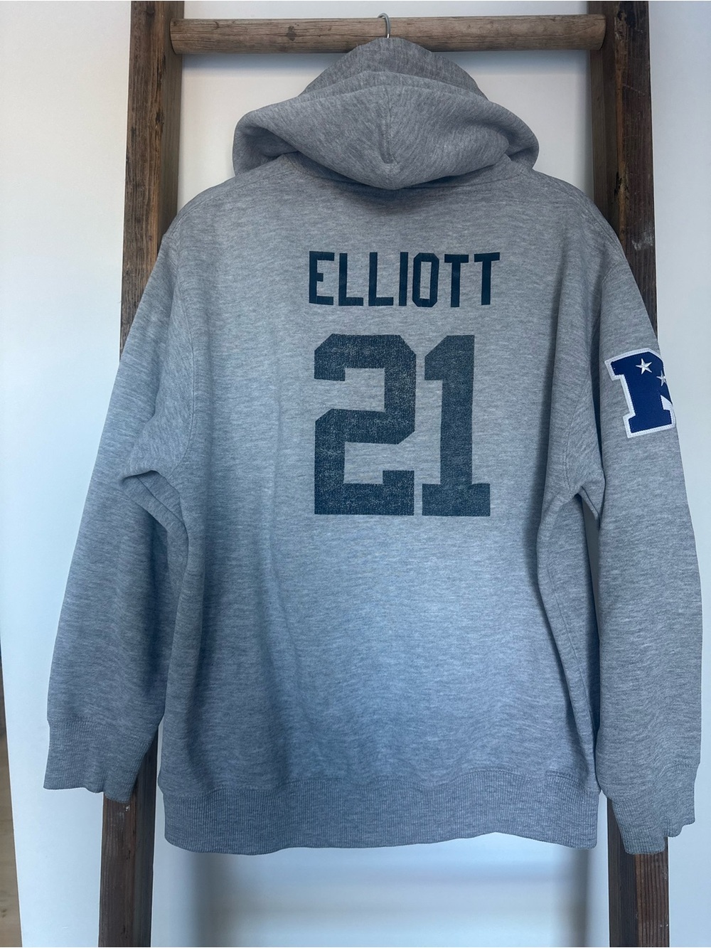 Dallas Cowboys Ezekiel Elliot pullover Hoodie- youth XL